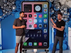 Les YouTubers DIY Perks et MrWhoseTheBoss ont construit le plus grand iPhone 15 Pro Max du monde. (Source de l'image : YouTube / MrWhoseTheBoss)