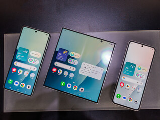 Les derniers téléphones pliables de Samsung, dépliés, de gauche à droite : Galaxy Z Flip7, Fold7 et Flip7 FE (Image source : Notebookcheck)