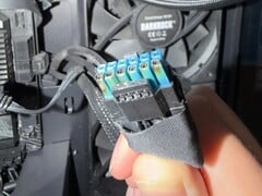 Le connecteur d'alimentation 12VHPWR brûlé sur la Sapphire Nitro+ RX 9070 XT (Image source : r/pcmasterrace)