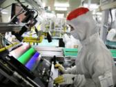 Un technicien d'affichage Samsung travaillant sur des équipements d'affichage OLED. (Image : Samsung)