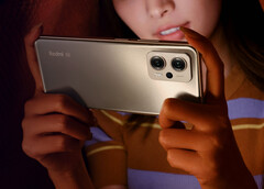 Le Redmi K50i est disponible en noir furtif, bleu fantôme et argent rapide. (Image source : Xiaomi)