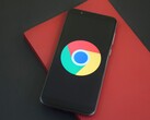 Smartphone affichant le logo de Google Chrome, illustrant GLM-5.3 et un exploit visant Chrome