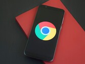 Smartphone affichant le logo de Google Chrome, illustrant GLM-5.3 et un exploit visant Chrome