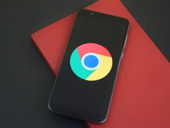 Smartphone affichant le logo de Google Chrome, illustrant GLM-5.3 et un exploit visant Chrome