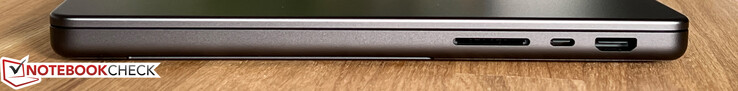 Côté droit : Lecteur de carte, USB-C 4.0 avec Thunderbolt 4 (40 Gbps, DisplayPort-ALT mode 1.4, Power Delivery), HDMI 2.1