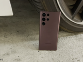 Le S22 Ultra peut-il résister à cette voiture ? (Source : PBKReviews via YouTube)
