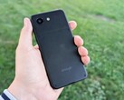 L'Enough Phone est à peu près aussi compact que l'iPhone 13 mini d'Apple.