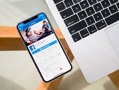Téléphone avec l&#039;application Facebook affichée sur l&#039;écran. Image d&#039;archive. (Source de l&#039;image : Timothy Hales Bennett sur Unsplash)