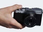 L'appareil photo compact APS-C Fujifilm X-E4 en main