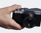L'appareil photo compact APS-C Fujifilm X-E4 en main