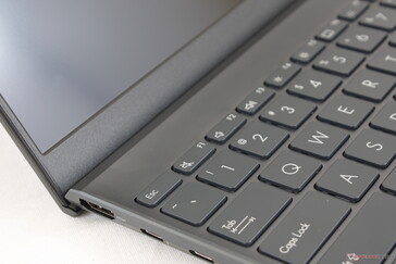 La bordure d'écran de l'Asus UX425EA est en plastique, ce qui contraste avec la base et l'arrière de l'écran en métal.