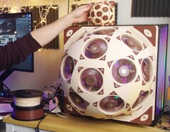 Le SuperDome de Noctua intègre 15 ventilateurs dans le panneau latéral d'un PC de jeu.