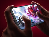 Le Redmi K90 Ultra est équipé du Snapdragon 8 Elite. Sur la photo : une image promotionnelle montrant un jeu MOBA en cours d'exécution sur le téléphone.