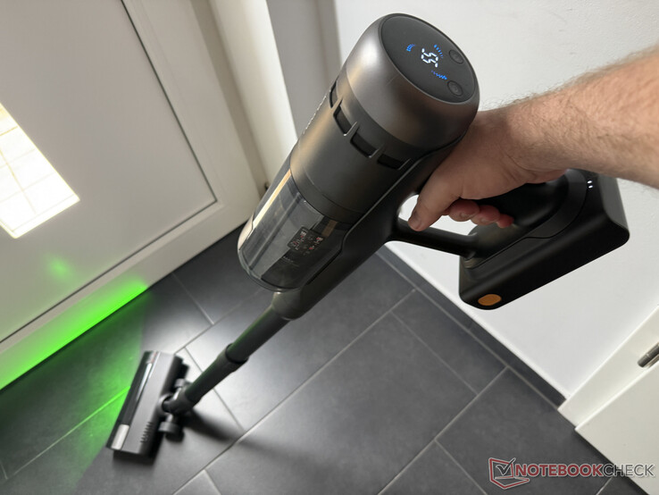Roborock H60 Ultra nettoie le sol, en haut l'écran rudimentaire