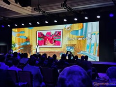 L'écran The Frame Pro de Samsung utilise des mini-LED placées sur le bord inférieur plutôt que derrière le panneau. (Source de l'image : Notebookcheck)