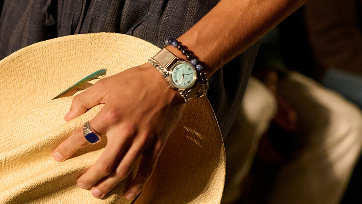Personne portant la montre Timex x Todd Snyder Marlin Mesh de couleur bleu aqua, dotée d'un bracelet en acier inoxydable.