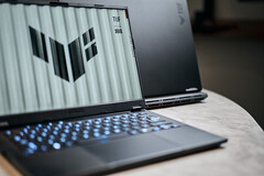 Les ASUS TUF Gaming A14 et A16 peuvent accueillir deux disques durs SSD. (Source : Alex Waetzel pour Notebookcheck)