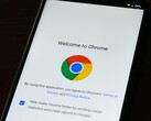 Smartphone affichant l'écran d'accueil de Google Chrome avec le logo Chrome
