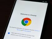 Smartphone affichant l'écran d'accueil de Google Chrome avec le logo Chrome