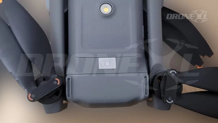 Le Mini 5 Pro dispose d'un bouton sur le côté qui devrait lui permettre de décoller sans avoir besoin d'une manette à portée de main. (Source de l'image : via DroneXL &amp; Jasper Ellens)