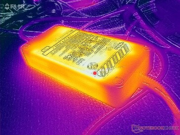 L'adaptateur CA atteint plus de 45°C lorsque vous utilisez des charges exigeantes
