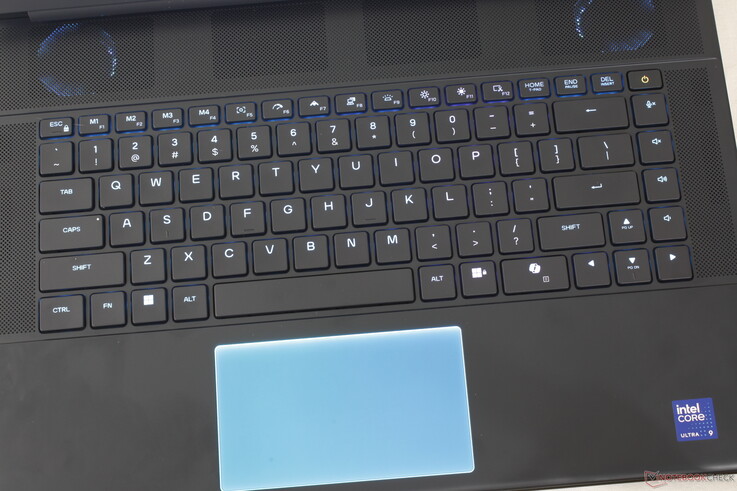 Aucun changement au niveau du clavier ou du clickpad. L'Alienware 16 reste l'un des ordinateurs portables de jeu les plus confortables pour la saisie