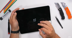 Un OnePlus Pad avant la fin de sa vie. (Source : JerryRigEverything via YouTube)