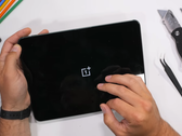Un OnePlus Pad avant la fin de sa vie. (Source : JerryRigEverything via YouTube)