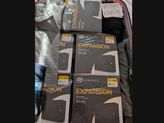 5 disques durs de bureau Seagate 28TB Expansion dans une valise