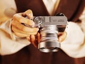 Les nouveaux convertisseurs Viltrox permettent au Fujifilm X100 VI d'offrir des longueurs focales de 28 mm et 50 mm. (Source de l'image : Fujifilm)