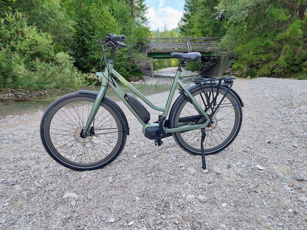 Le moteur silencieux Shimano Steps E5000 permet d'aller au bureau et d'en revenir en un clin d'œil, avec la possibilité de faire un peu de tout-terrain (Image source : Notebookcheck)