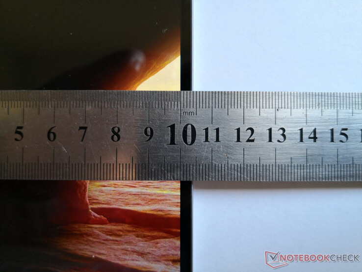 Des bordures d’écran très étroites de juste 4 mm. Le marketing d’Asus annonce entre 2,5 et 3,5 mm, et 5,9 mm pour l’appendice de la webcam.