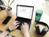 Le JingPad A1 possède un grand écran AMOLED et fonctionne sous Linux. (Image source : Jingling)