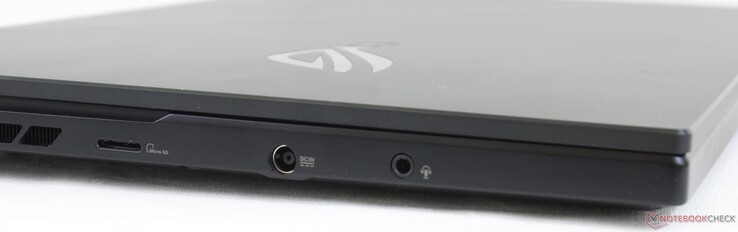 A gauche : lecteur microSD, adaptateur secteur, combo audio 3,5 mm