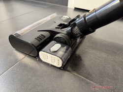 Le réservoir d'eau et la serpillière s'accrochent à l'arrière de la tête de lavage.