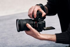 Le Sony A7r VI utilise un tout nouveau capteur plein format de 66,8 MP.