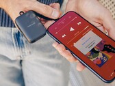 Le Twelve South PowerClip est une banque d'énergie compacte de 2 000 mAh.