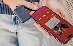 Le Twelve South PowerClip est une banque d'énergie compacte de 2 000 mAh.