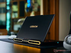 Le nouveau Legion Pro 7 16IAX10H présente le même design que le modèle que nous avons testé en 2025, illustré ci-dessous.