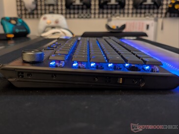 Clavier Command KB7 posé à plat, sans réglage de hauteur.