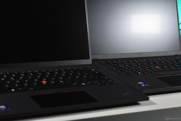 ThinkPad T14 Gen 7 (à droite) vs ThinkPad T14 Gen 6 (à gauche)