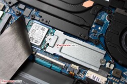 La RAM est soudée, mais le SSD M.2 2280 et le module Wi-Fi M.2 2230 peuvent être remplacés.