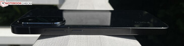 À droite : bouton de volume, bouton d'alimentation