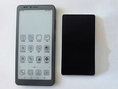 Le Hisense A10 sera commercialisé en Chine le 28 août. Sur la photo : le téléphone à côté de son écran amovible.