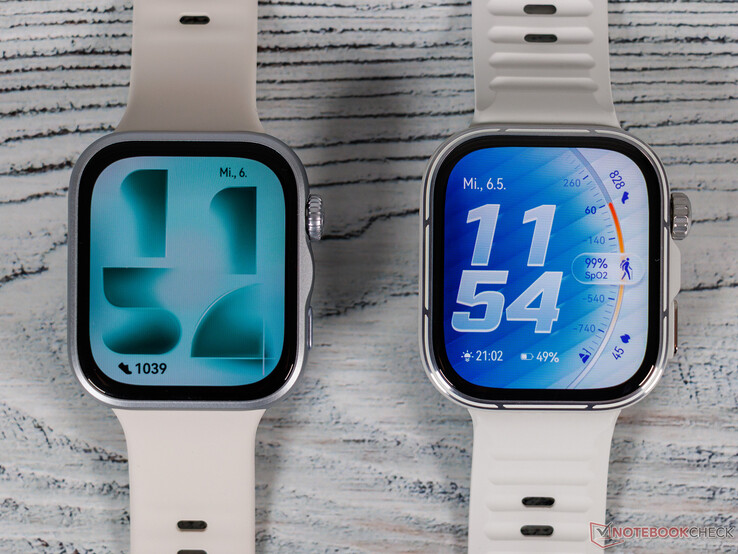 La Watch Fit 5 Pro (à droite) à côté de la version non Pro