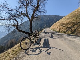 Grâce à l'assistance électrique, les étapes de montagne posent peu de problèmes. Il est toutefois préférable de ne pas utiliser le moniteur de fréquence cardiaque et de régler les commandes sur le mode manuel.