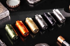 La lampe de poche Tank007 E25 EDC est disponible en six couleurs.