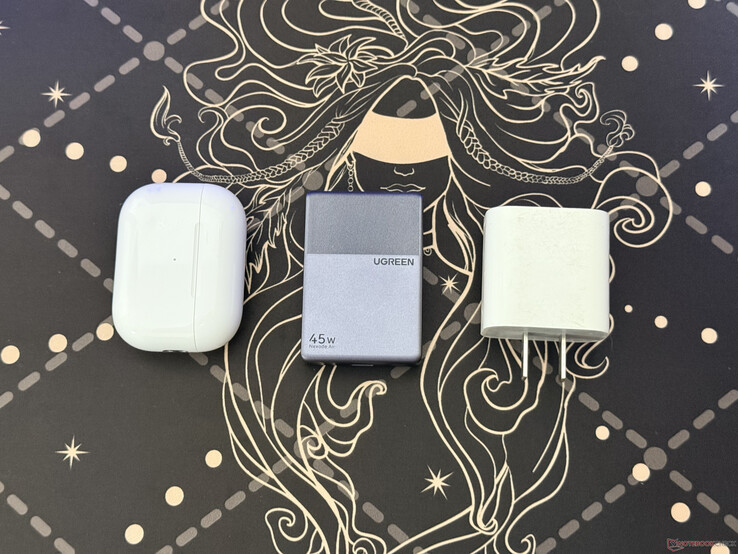 L'Ugreen Nexode Air 45 W Slim à côté du boîtier des AirPods Pro et du chargeur Apple 18 W