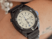 La Timex Intrepid x Dimepiece Blackout Edition présente un boîtier en acier inoxydable noir, un cadran crème et des touches de violet