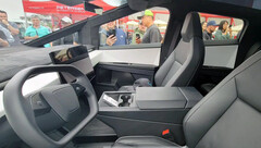 Une photo de l&#039;intérieur du Tesla Cybertruck laisse entrevoir des sièges ventilés (image : Greggertruck)